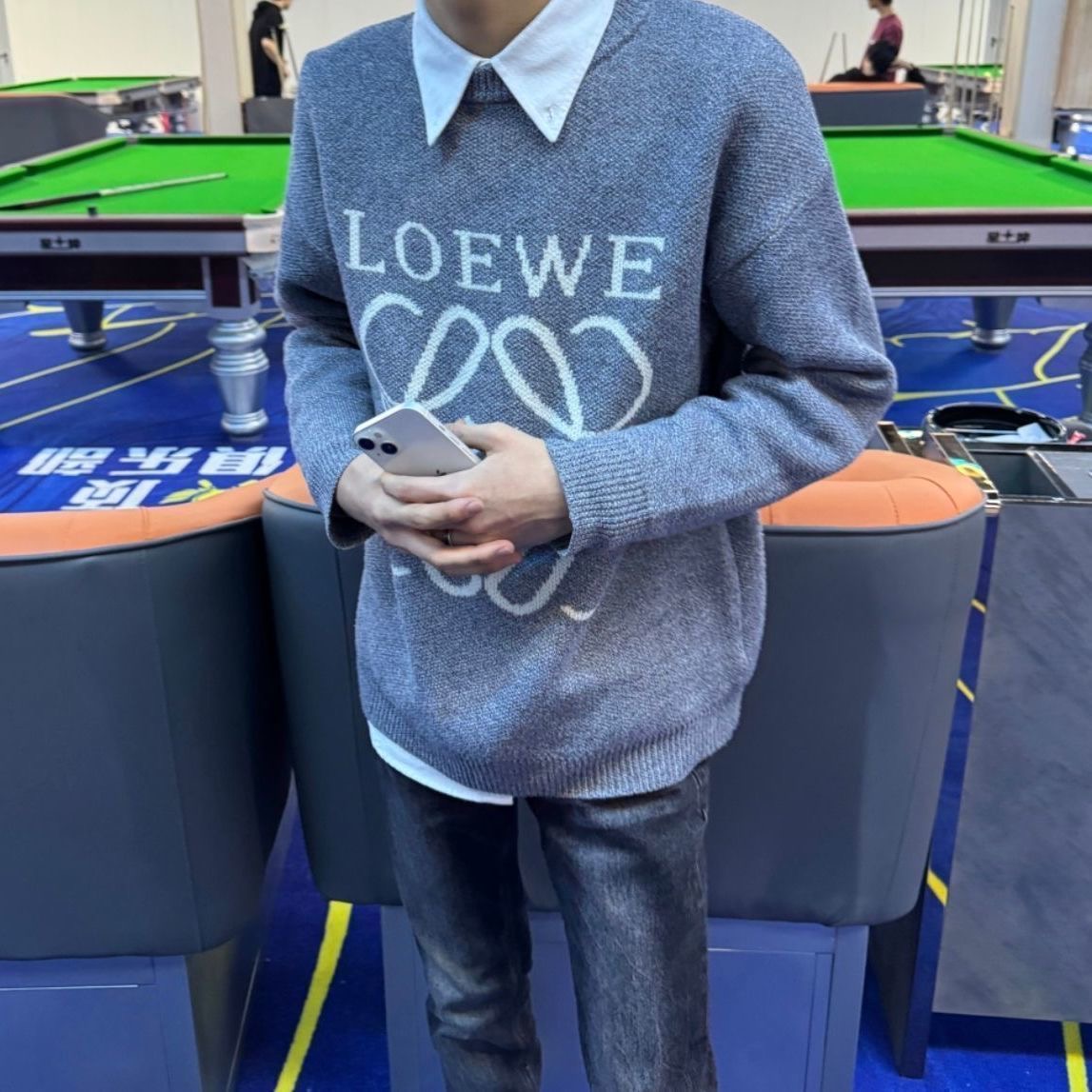 男女兼用で人気のNO.1レターラウンドネックセーター、多用途でカジュアルなルーズニットセーター