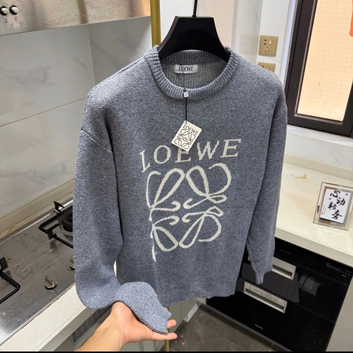 男女兼用で人気のNO.1レターラウンドネックセーター、多用途でカジュアルなルーズニットセーター