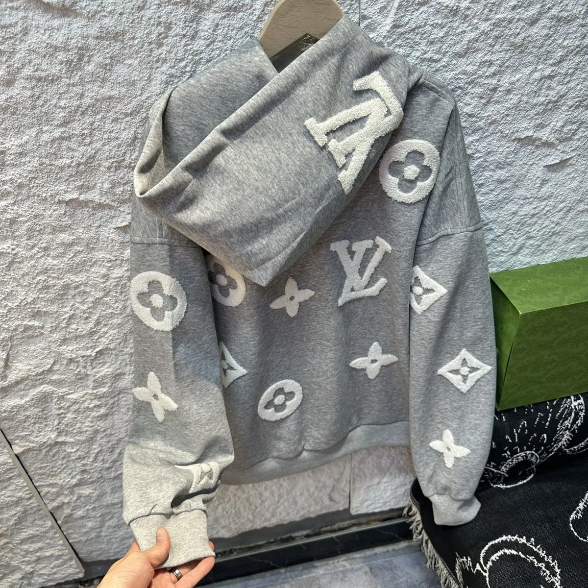 通気性と汎用性に優れた、男女兼用の新しいファッションフード付きカーディガンニットセーター