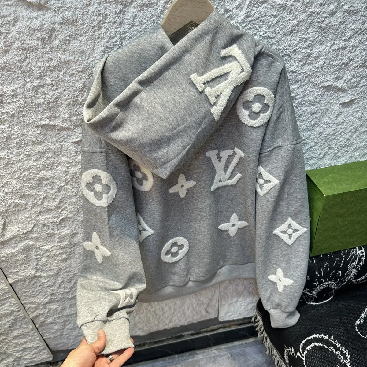 通気性と汎用性に優れた、男女兼用の新しいファッションフード付きカーディガンニットセーター