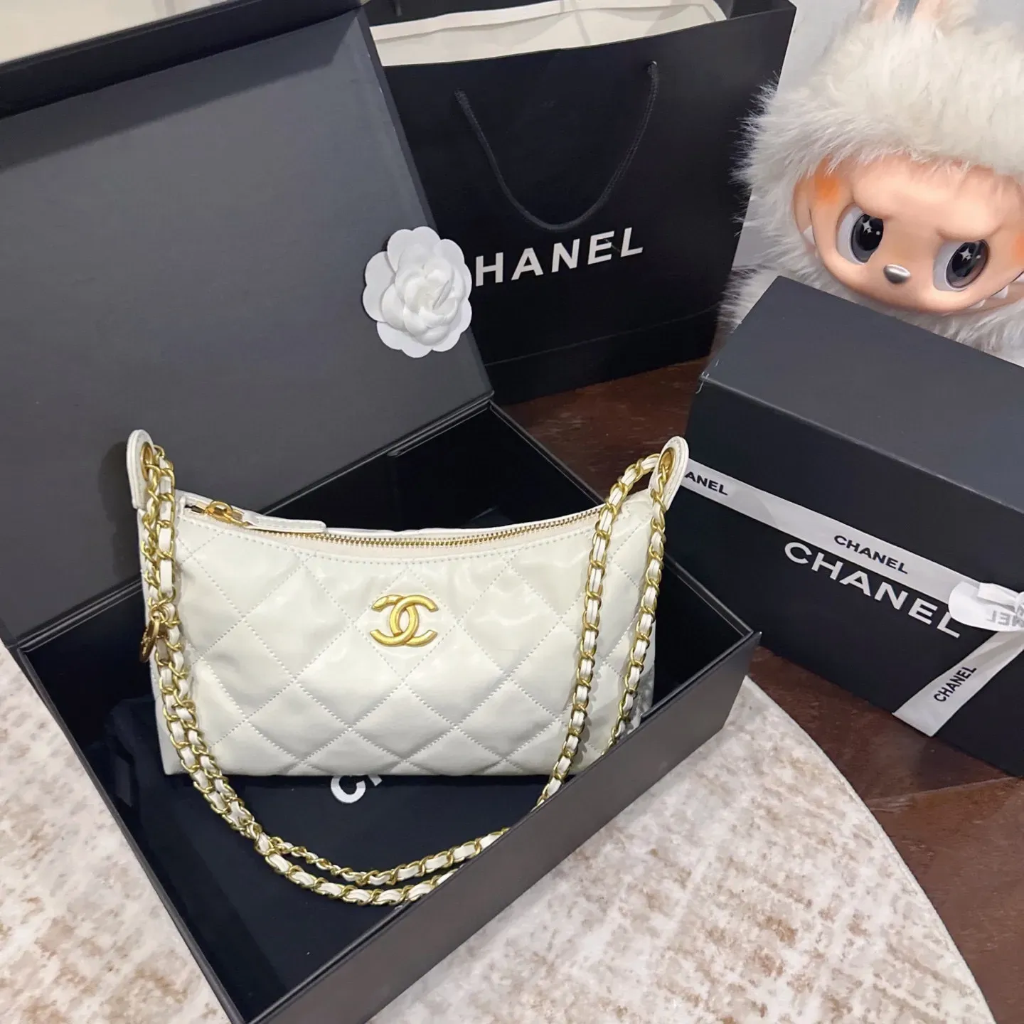 ラグジュアリー 品のある コンパクトサイズ 軽量設計 バッグ