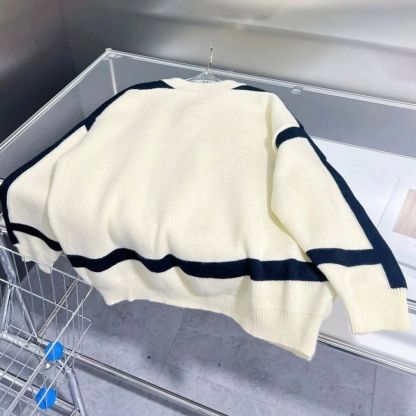 『ワンサイズ』秋冬カップルニットラウンドネックセーター新定番ロゴ刺繍白黒スプライシングトップ