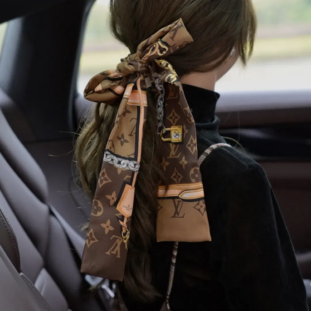 上品で洗練された雰囲気 大人の女性にふさわしい 滑らかな質感 魅力的 スカーフ