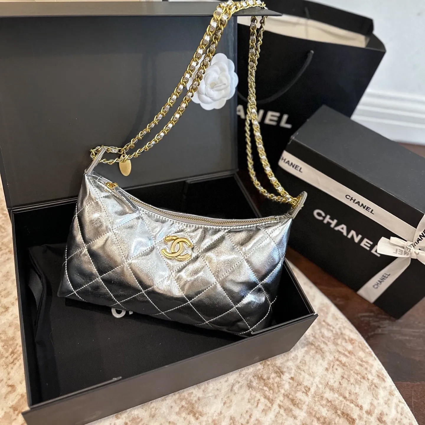 ラグジュアリー 品のある コンパクトサイズ 軽量設計 バッグ