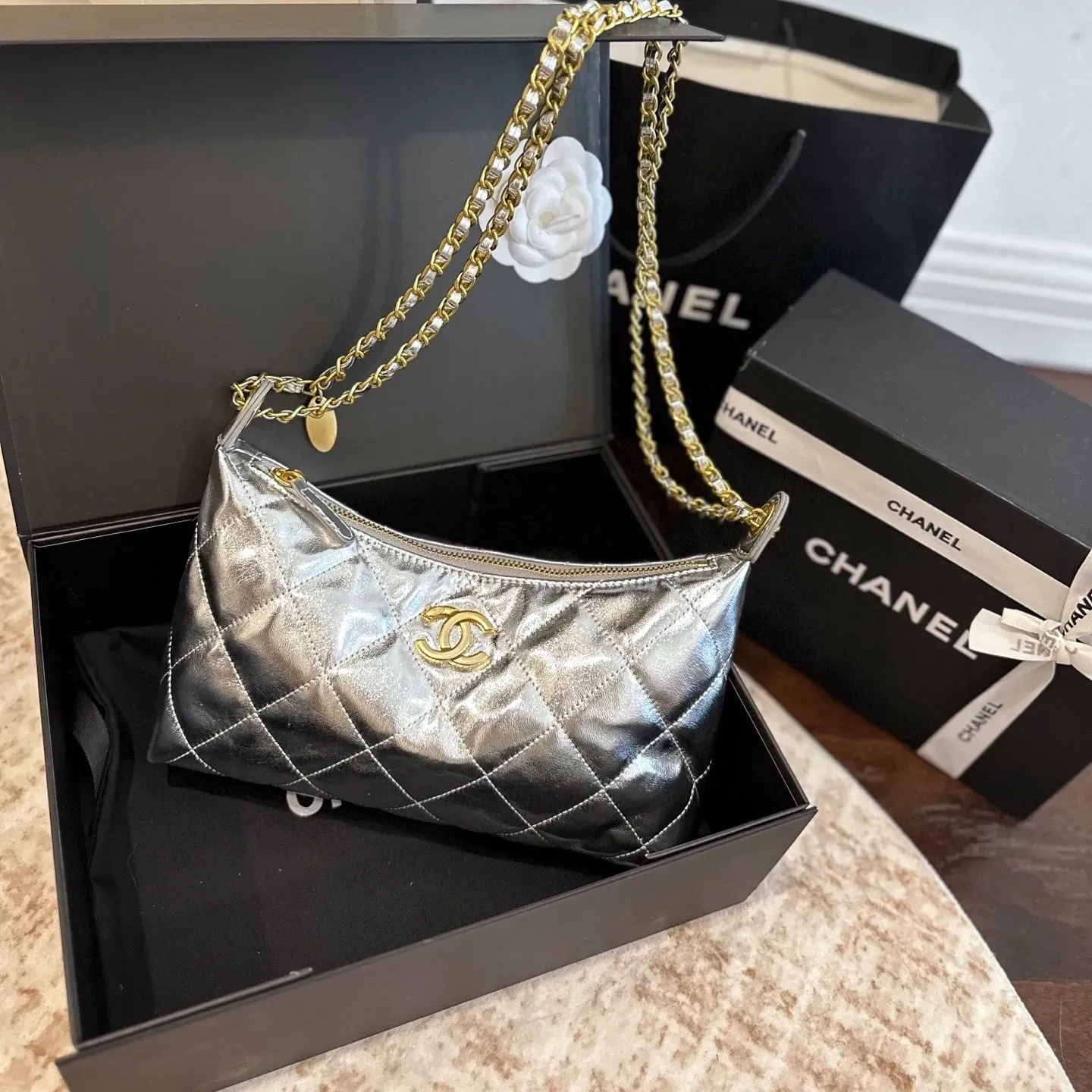 ラグジュアリー 品のある コンパクトサイズ 軽量設計 バッグ