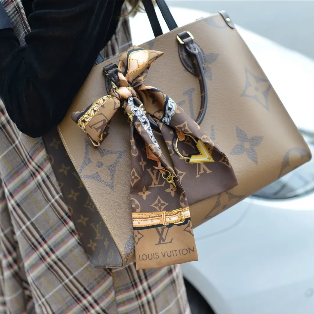 上品で洗練された雰囲気 大人の女性にふさわしい 滑らかな質感 魅力的 スカーフ