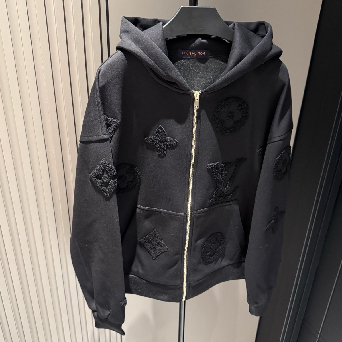 通気性と汎用性に優れた、男女兼用の新しいファッションフード付きカーディガンニットセーター