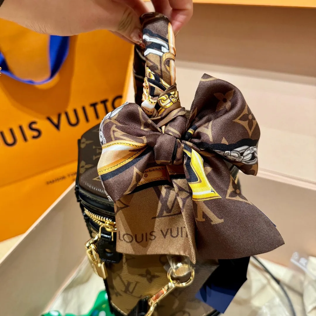 上品で洗練された雰囲気 大人の女性にふさわしい 滑らかな質感 魅力的 スカーフ