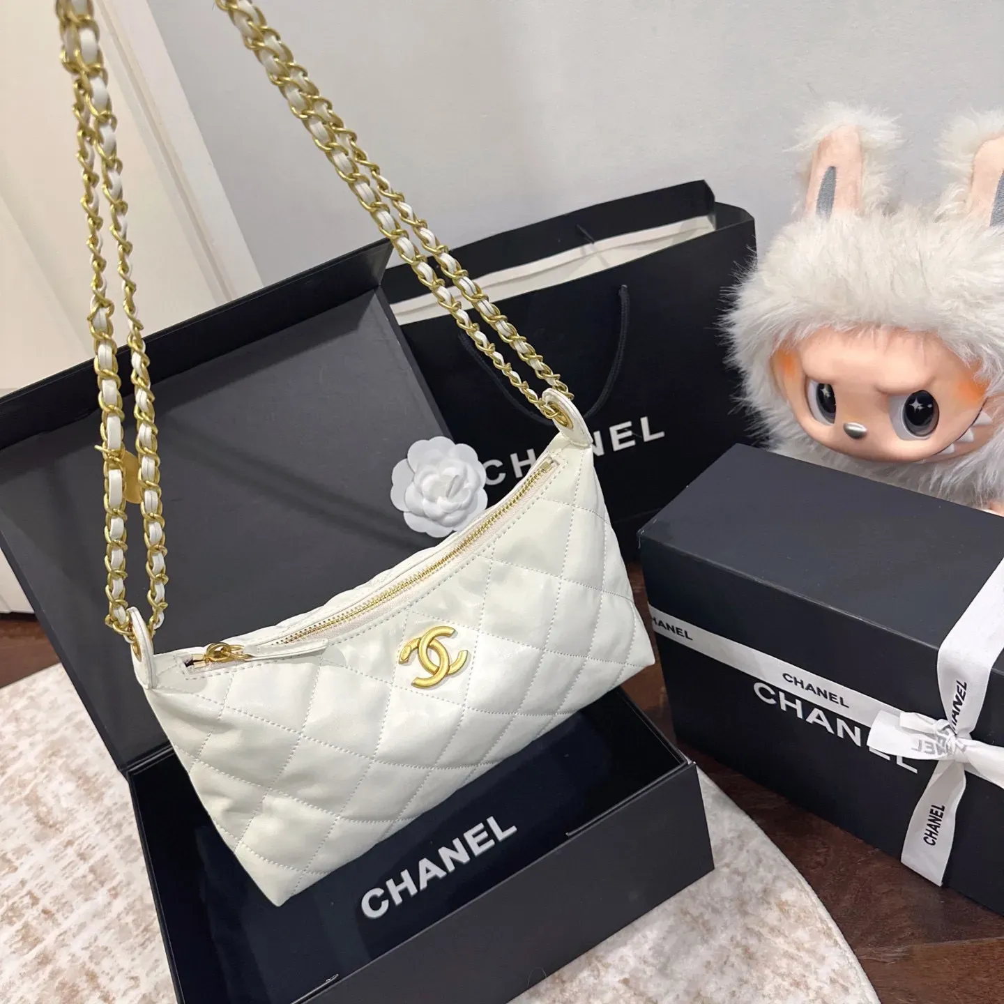 ラグジュアリー 品のある コンパクトサイズ 軽量設計 バッグ