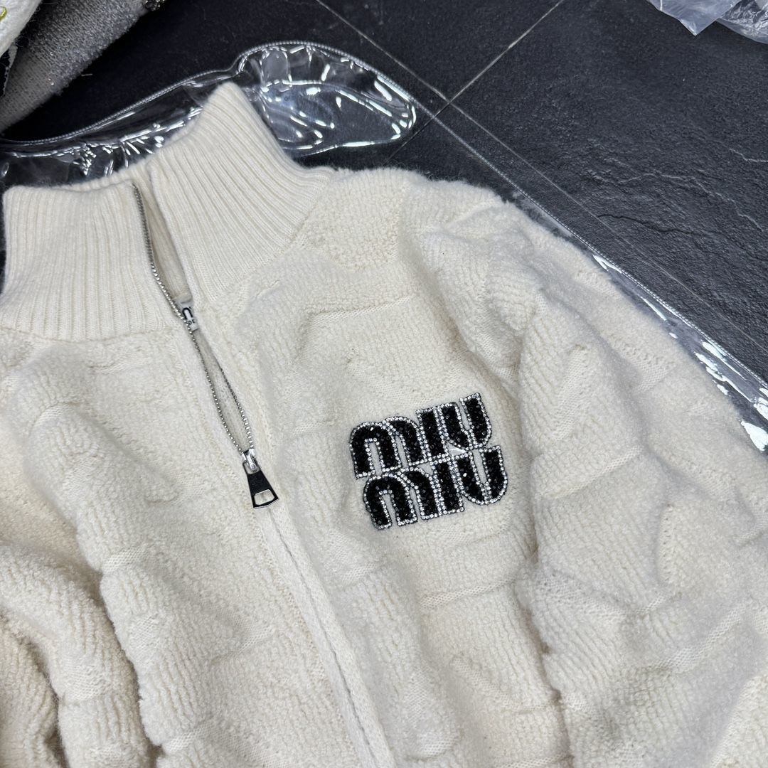 【S-2XL】刺繍デザインのスリムフィット長袖ニットジッパーカーディガンセータージャケット