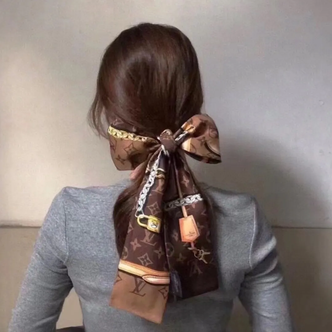 上品で洗練された雰囲気 大人の女性にふさわしい 滑らかな質感 魅力的 スカーフ