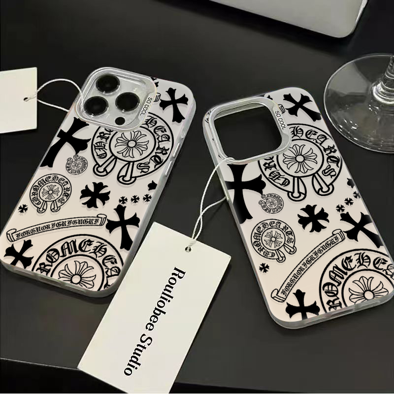 新しいiPhoneケース用のChrome Heartsバッジ