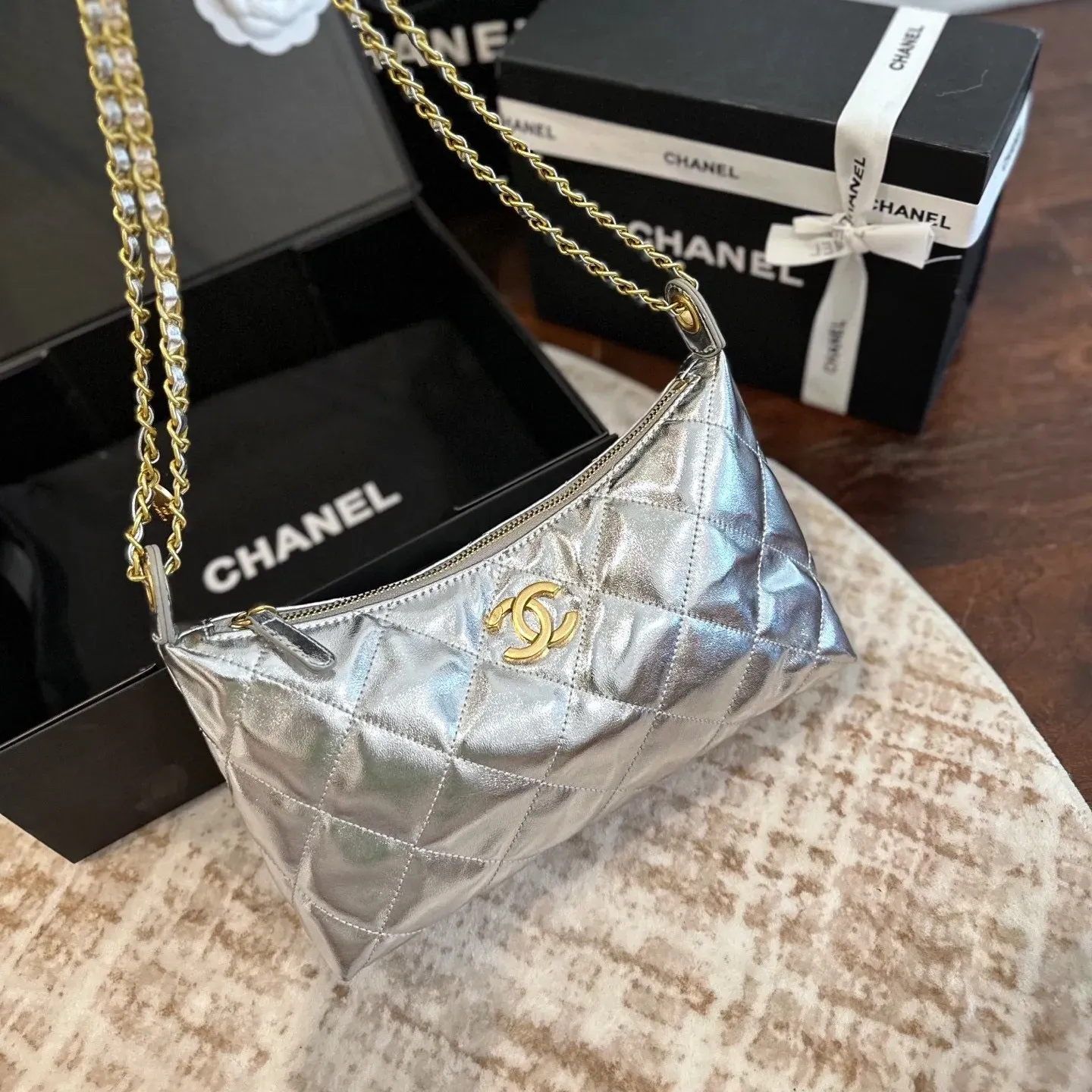 ラグジュアリー 品のある コンパクトサイズ 軽量設計 バッグ