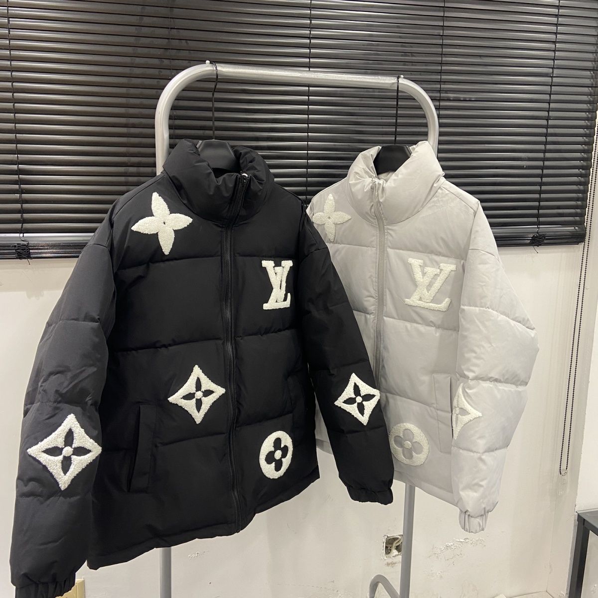 『M-2XL』スタンドカラーの冬用中綿ジャケット。暖かくてトレンド感があり、カップルにぴったりのマッチングスタイル。