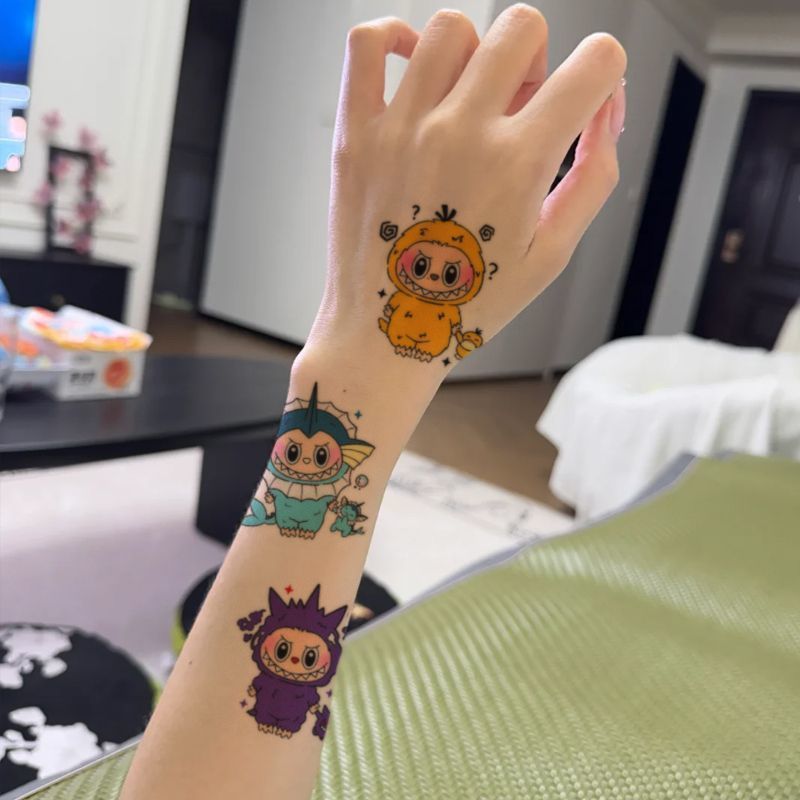 Labubu 漫画カラータトゥーステッカー、高価値トレンド、個性的、防水、長持ち、リアルな花の腕ステッカー