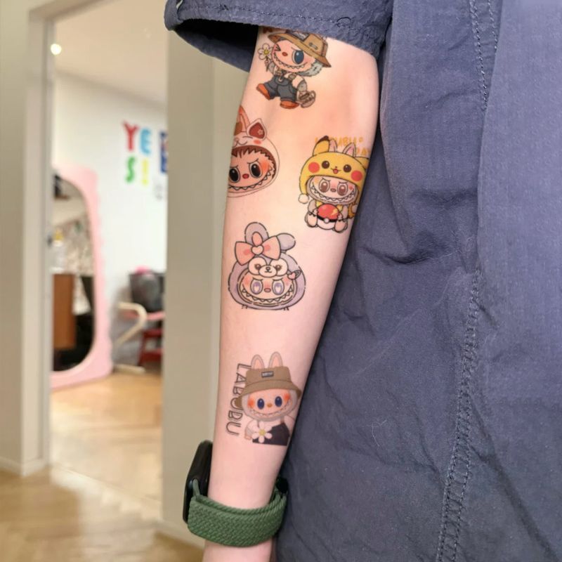 Labubu 漫画カラータトゥーステッカー、高価値トレンド、個性的、防水、長持ち、リアルな花の腕ステッカー