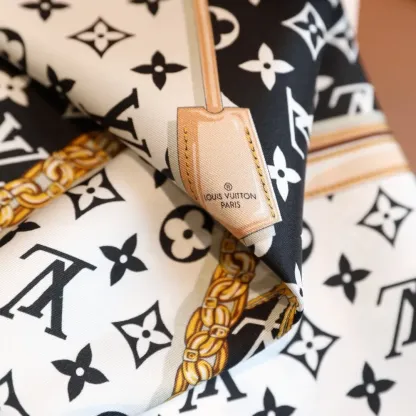 華やか フェミニン しなやか ヴィンテージ アートデザイン 100%シルク スカーフ