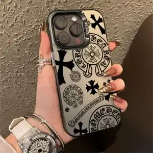 新しいiPhoneケース用のChrome Heartsバッジ