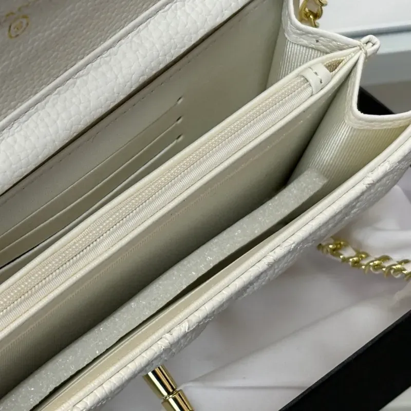 今季も大流行 トレンド クラシックシンプル 高級感 モダン 財布