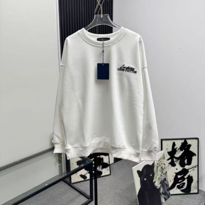 2025年トレンドの刺繍入りメンズスウェットシャツ。ルーズフィット、クルーネック、万能な新作長袖トップス。