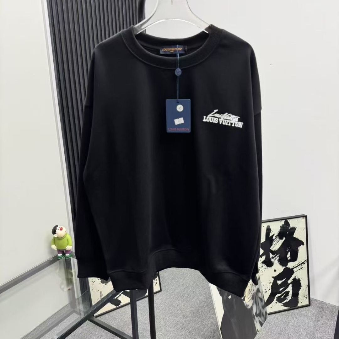 2025年トレンドの刺繍入りメンズスウェットシャツ。ルーズフィット、クルーネック、万能な新作長袖トップス。