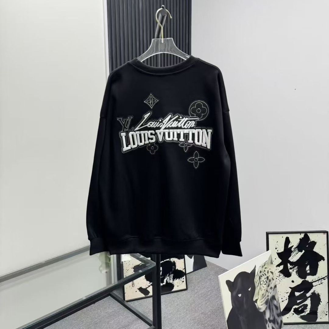 2025年トレンドの刺繍入りメンズスウェットシャツ。ルーズフィット、クルーネック、万能な新作長袖トップス。