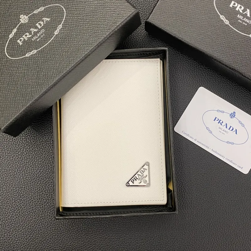 話題沸騰中ファッション シンプル 高品質 クラシック カードスロット多数 財布