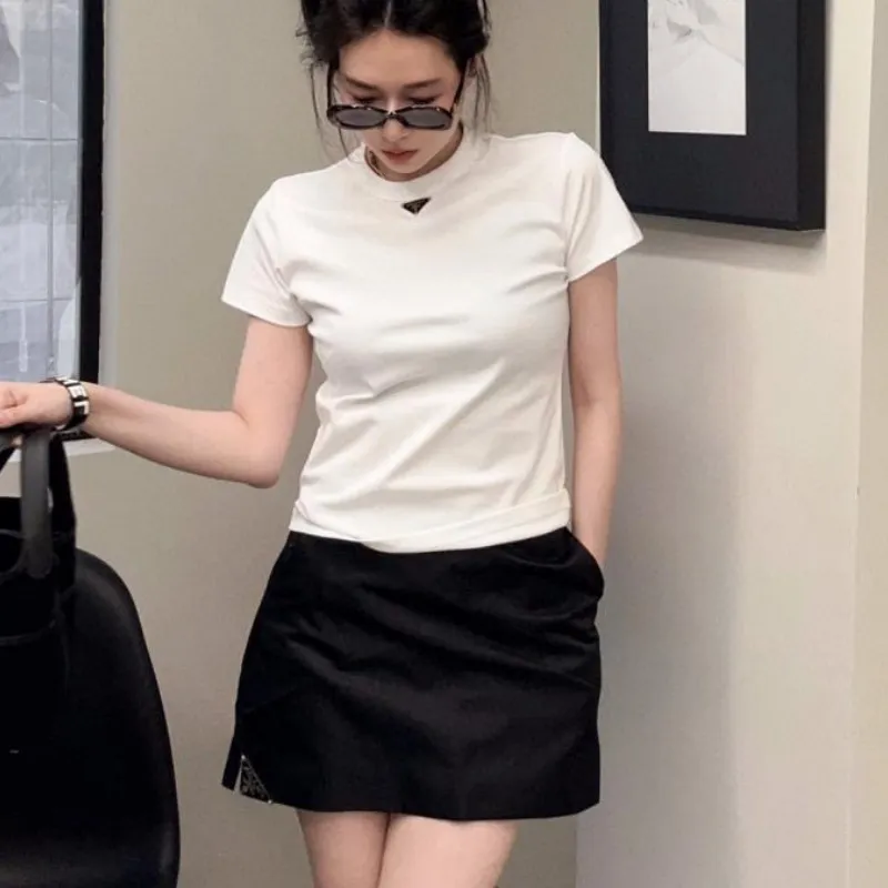 『M-XL』超スリム見え シンプル 上品 メタルロゴデコレーション 高級感 Tシャツ