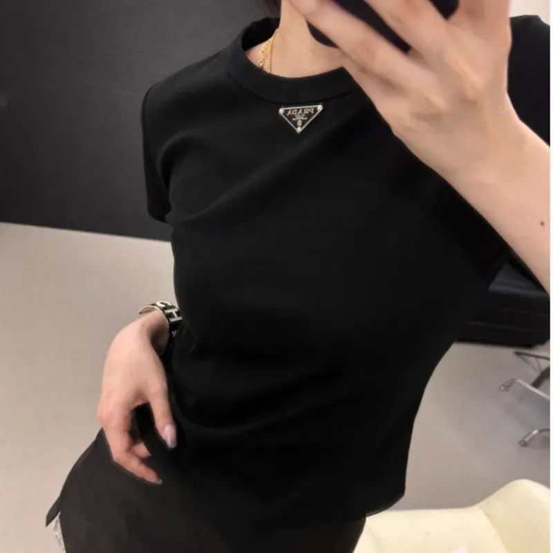 『M-XL』超スリム見え シンプル 上品 メタルロゴデコレーション 高級感 Tシャツ