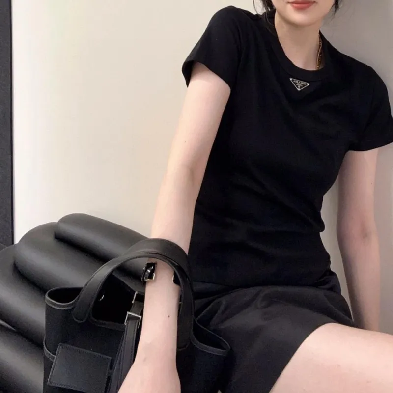 『M-XL』超スリム見え シンプル 上品 メタルロゴデコレーション 高級感 Tシャツ