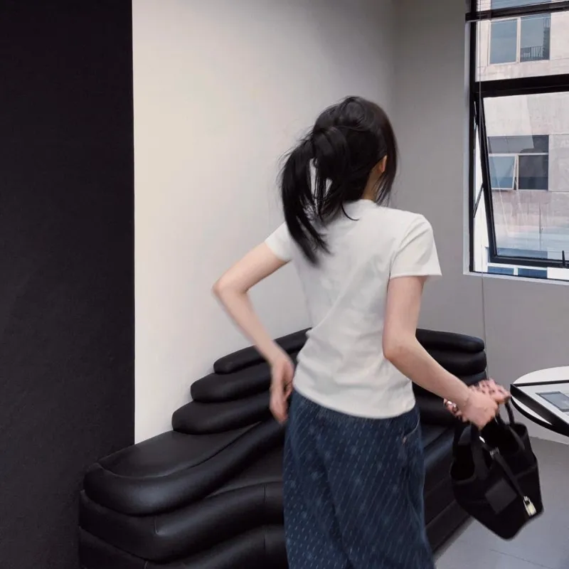 『M-XL』超スリム見え シンプル 上品 メタルロゴデコレーション 高級感 Tシャツ