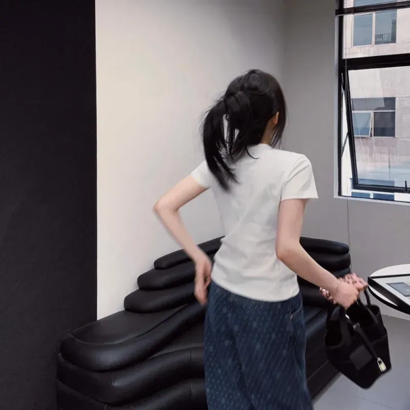 『M-XL』超スリム見え シンプル 上品 メタルロゴデコレーション 高級感 Tシャツ