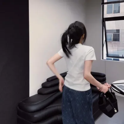 『M-XL』超スリム見え シンプル 上品 メタルロゴデコレーション 高級感 Tシャツ