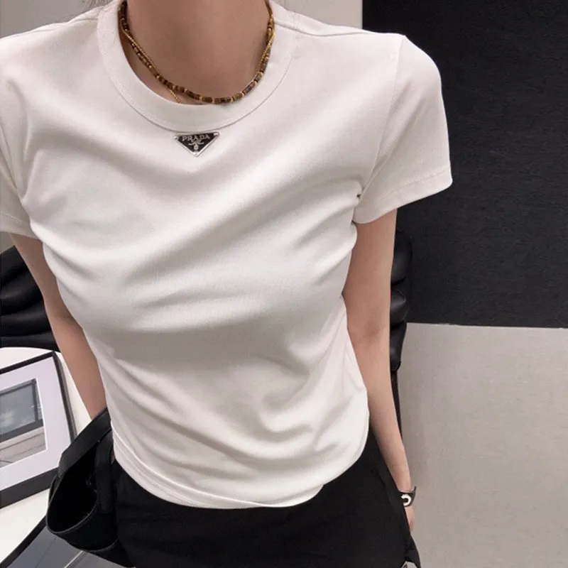 『M-XL』超スリム見え シンプル 上品 メタルロゴデコレーション 高級感 Tシャツ