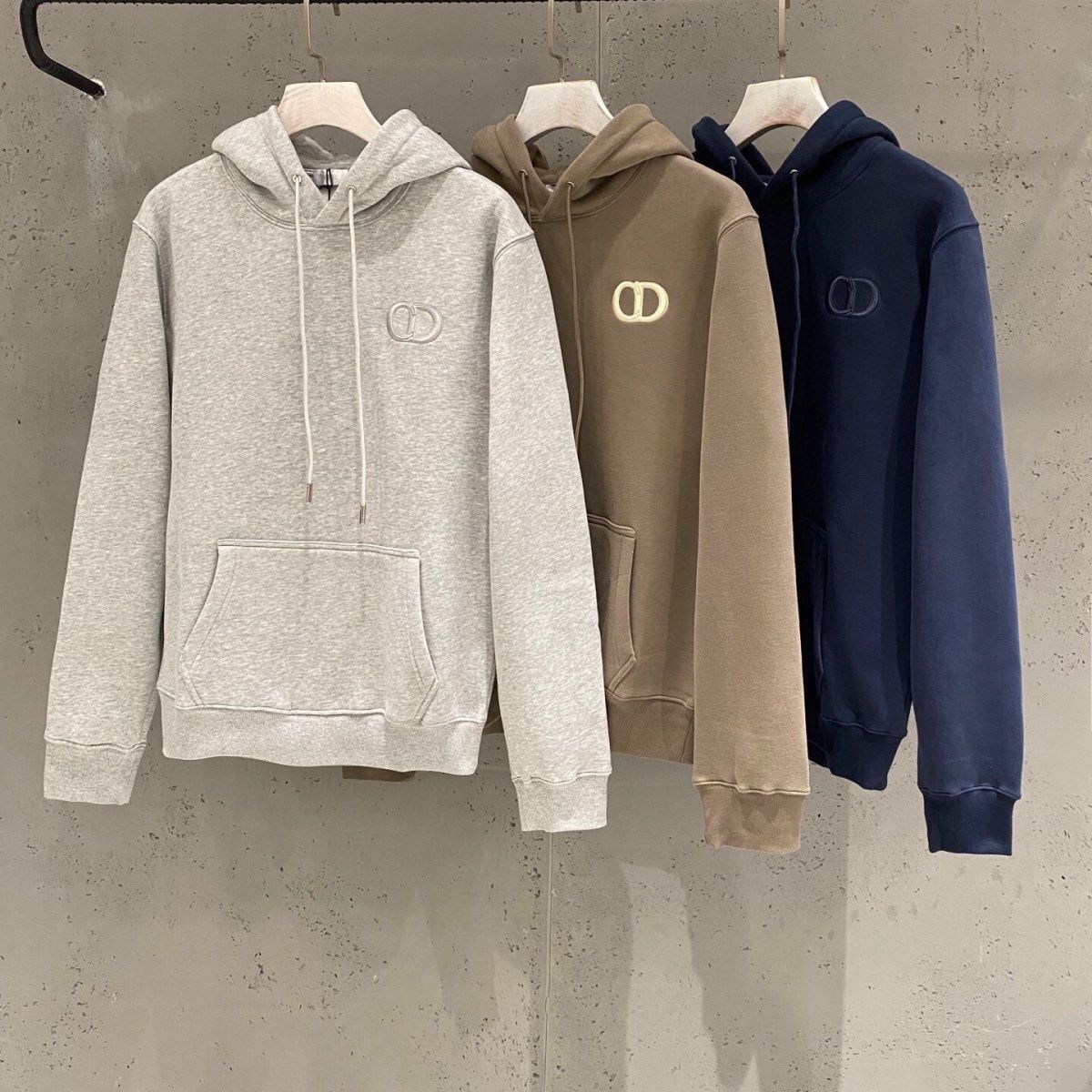 新作人気の刺繍入り秋冬フード付きスウェットシャツ、裏起毛、ユニセックスのゆったりカジュアルトップス。