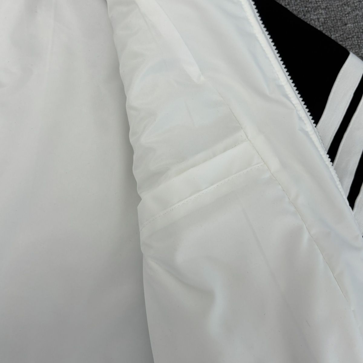 クラシックな秋冬用コットンパッド入りコート、男女兼用の暖かくカジュアルなコットンパッド入りジャケット。