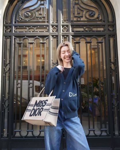 女性のためのファッショナブルなカーディガン、文字刺繍カーディガン、ゆったりとした万能な長袖ニットセータージャケット