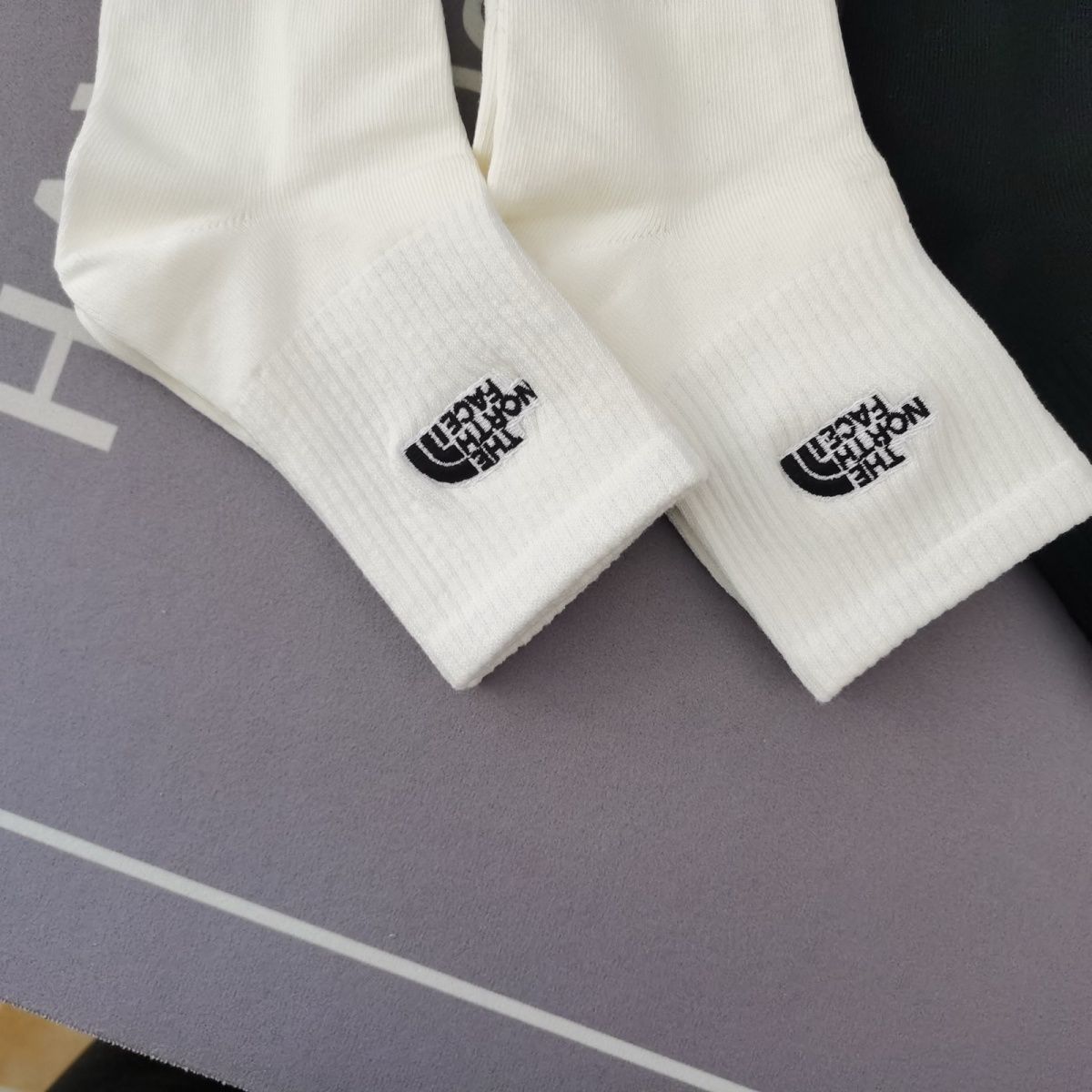メンズミッドカーフアウトドアスポーツソックス、コットン刺繍、ファッショナブルでカジュアルなスポーツソックス