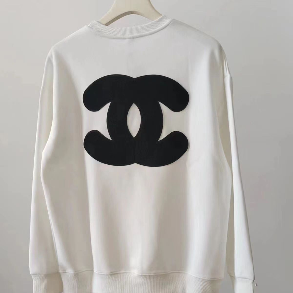 トレンドのラウンドネックトップを備えた、ファッショナブルな新作長袖万能スウェットシャツ