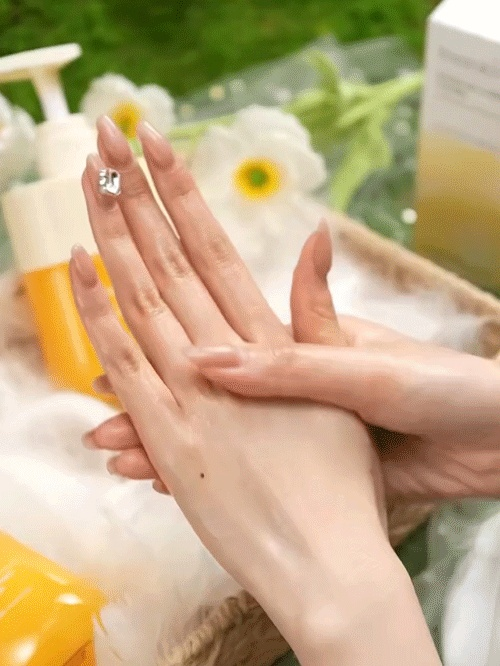 爆赞到回购爆表！胶原蛋白维 C 护手霜一抹水嫩，7 天淡指关节细纹，长效保湿不黏腻，还带淡雅香氛，通勤补涂超方便，家务族、上班族闭眼冲，库存告急！