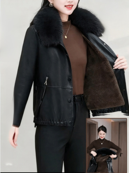 寒流來襲不再怕冷。加絨加厚皮衣具備強效防風與內層蓄熱功能，一件抵多件，俐落挺版設計適合機車通勤與休閒場合。