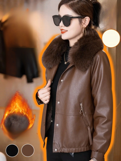 寒流來襲不再怕冷。加絨加厚皮衣具備強效防風與內層蓄熱功能，一件抵多件，俐落挺版設計適合機車通勤與休閒場合。