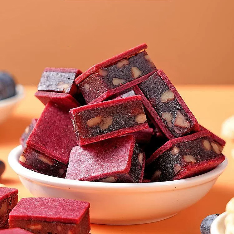 【明目順腸補腦】藍莓核桃夾心山楂，每一口都驚豔。藍莓果香、山楂酸度與核桃溫潤香氣，精緻工藝確保每顆夾心飽滿扎實。三效合一的創新口感