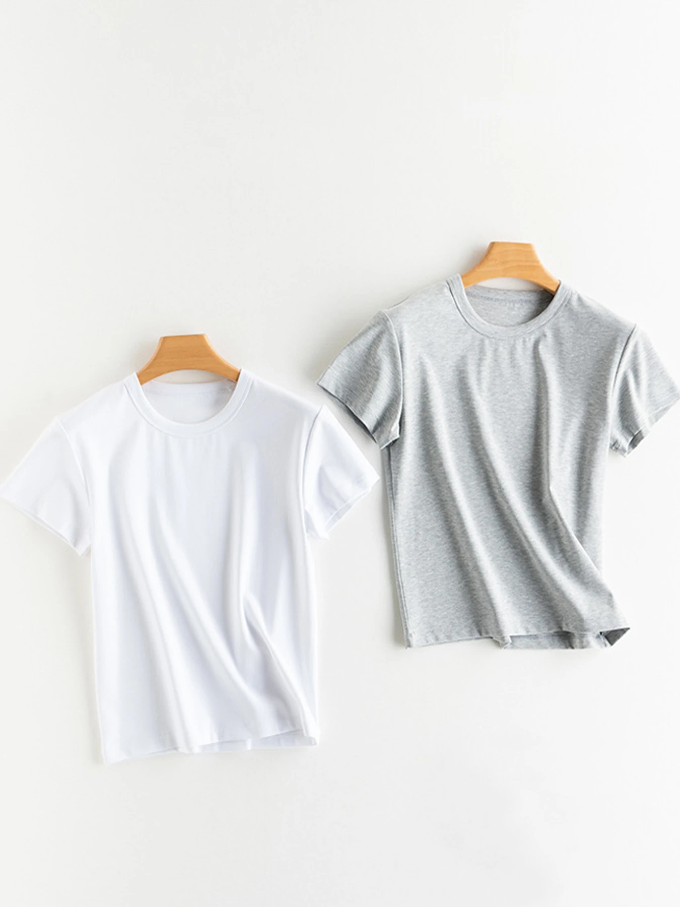 ミニマルな抗菌ノンアイロン半袖Tシャツ