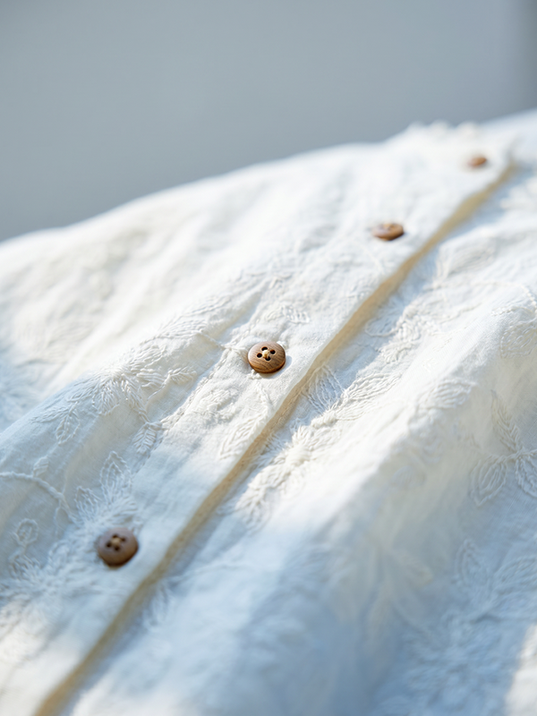 コットン刺繍入り レースフリル付きクルーネックブラウス