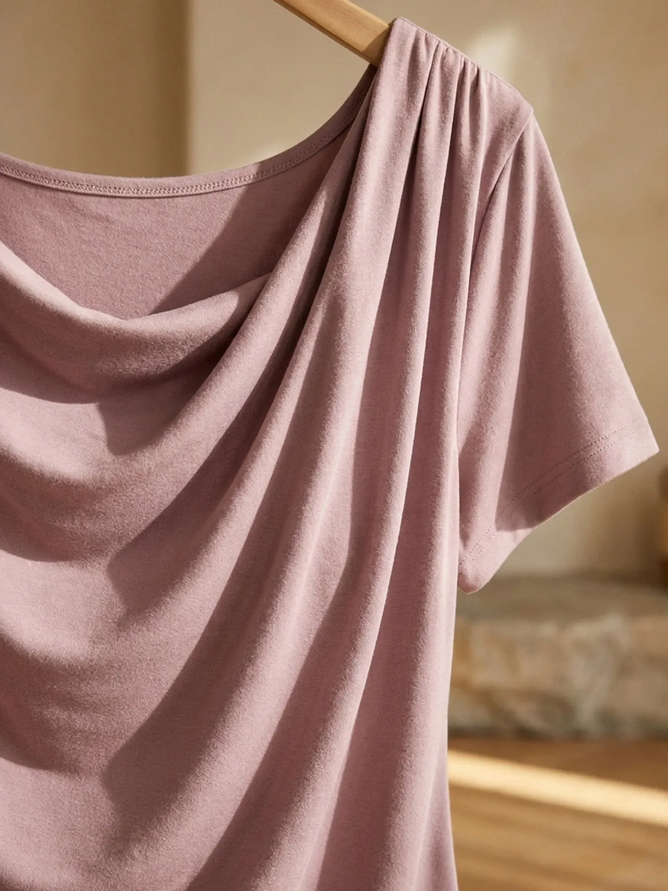 高級感溢れるドレープネックすっきり見え半袖Tシャツ 
