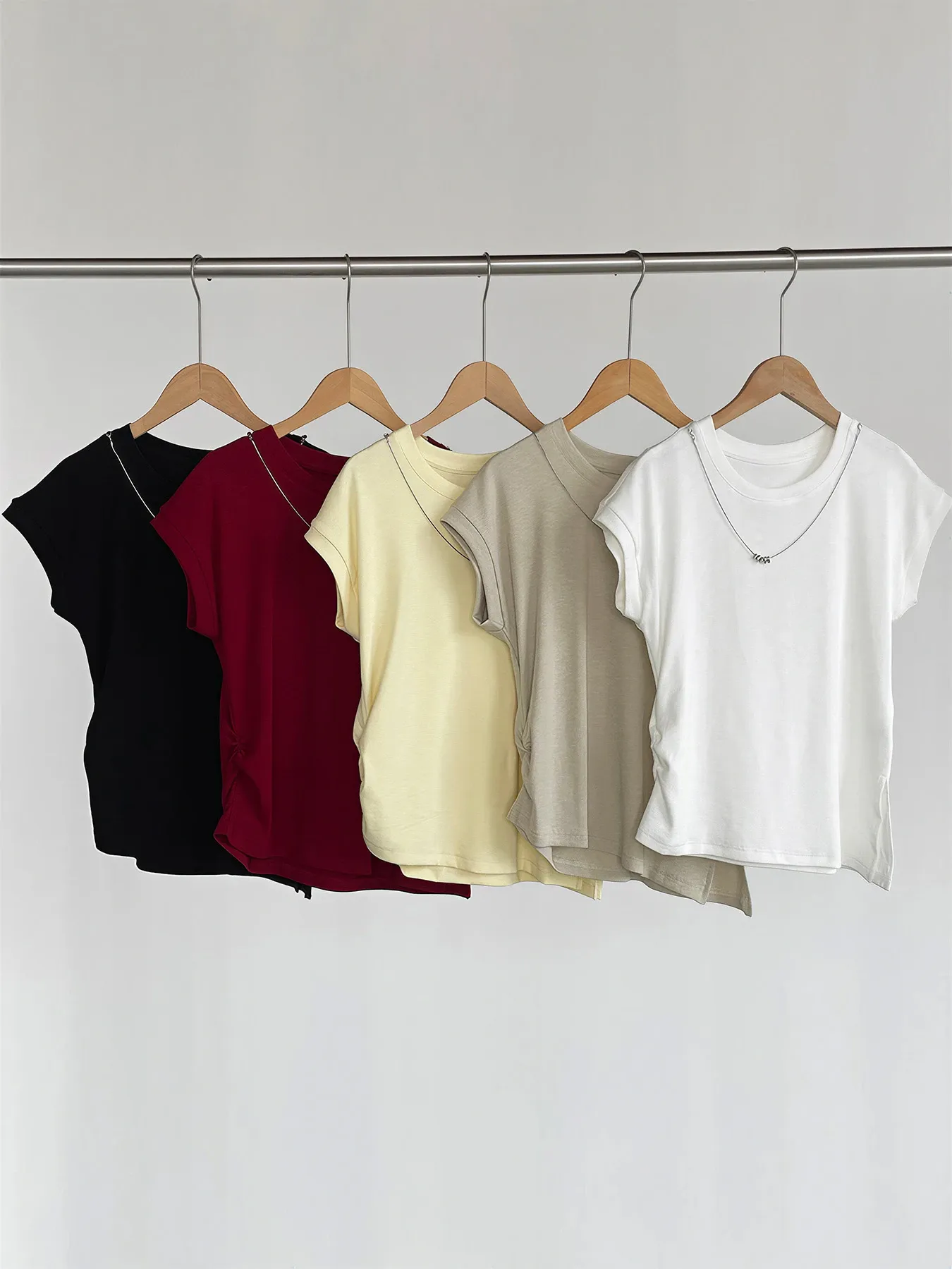 デザイン感のあるラウンドネックネックレス付きウエストマークスリット入り 細見え半袖Tシャツ