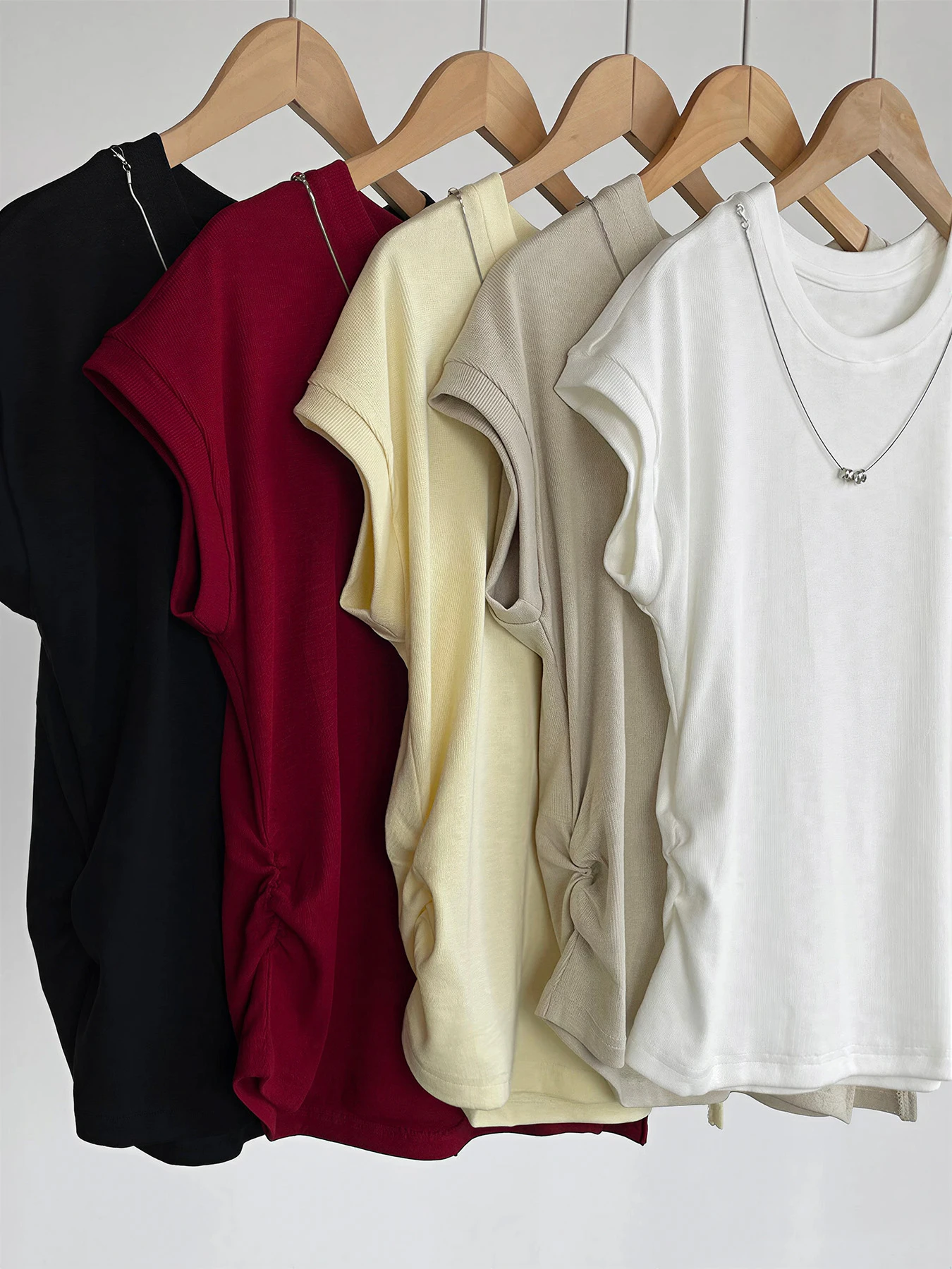 デザイン感のあるラウンドネックネックレス付きウエストマークスリット入り 細見え半袖Tシャツ