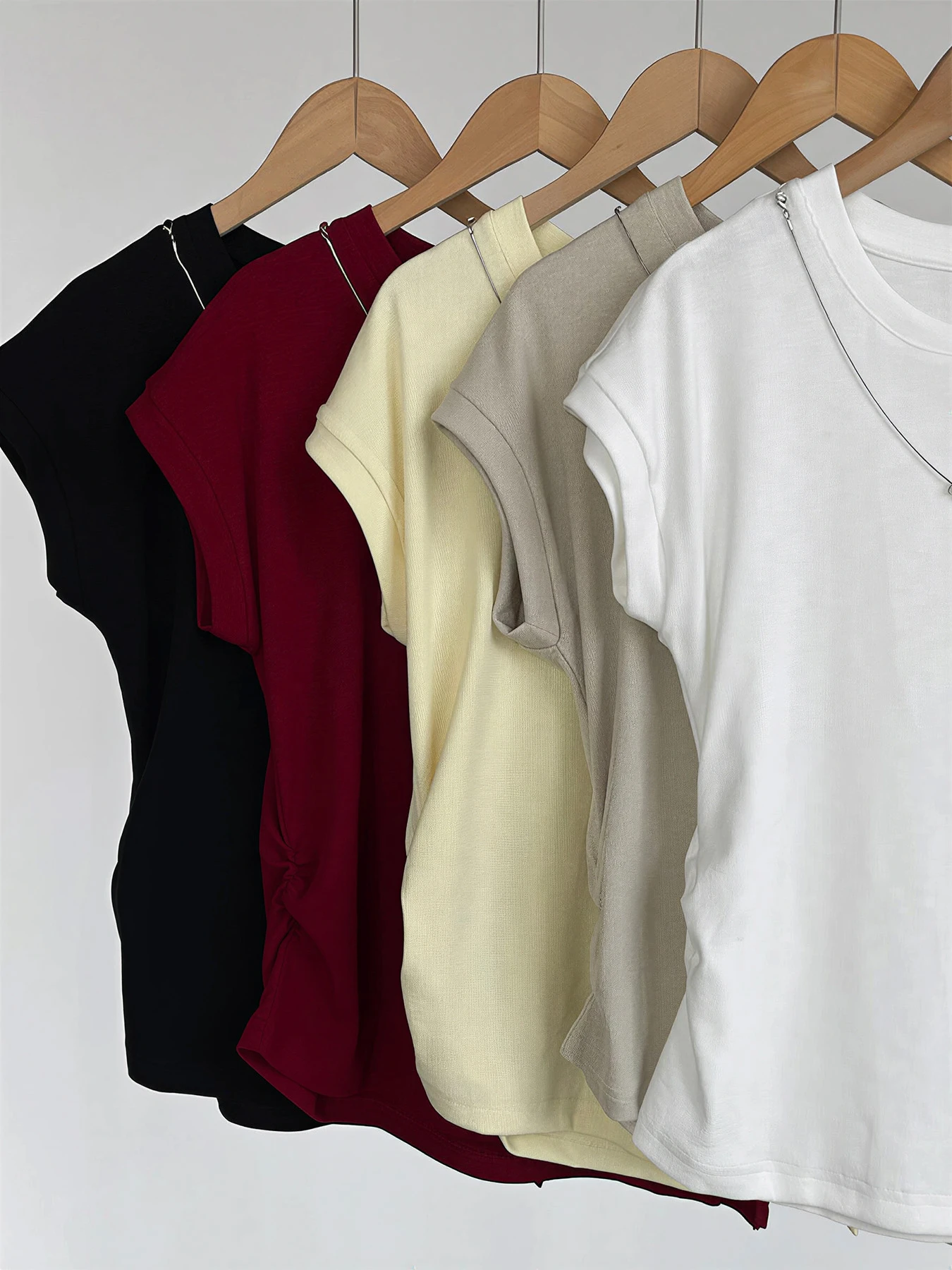 デザイン感のあるラウンドネックネックレス付きウエストマークスリット入り 細見え半袖Tシャツ