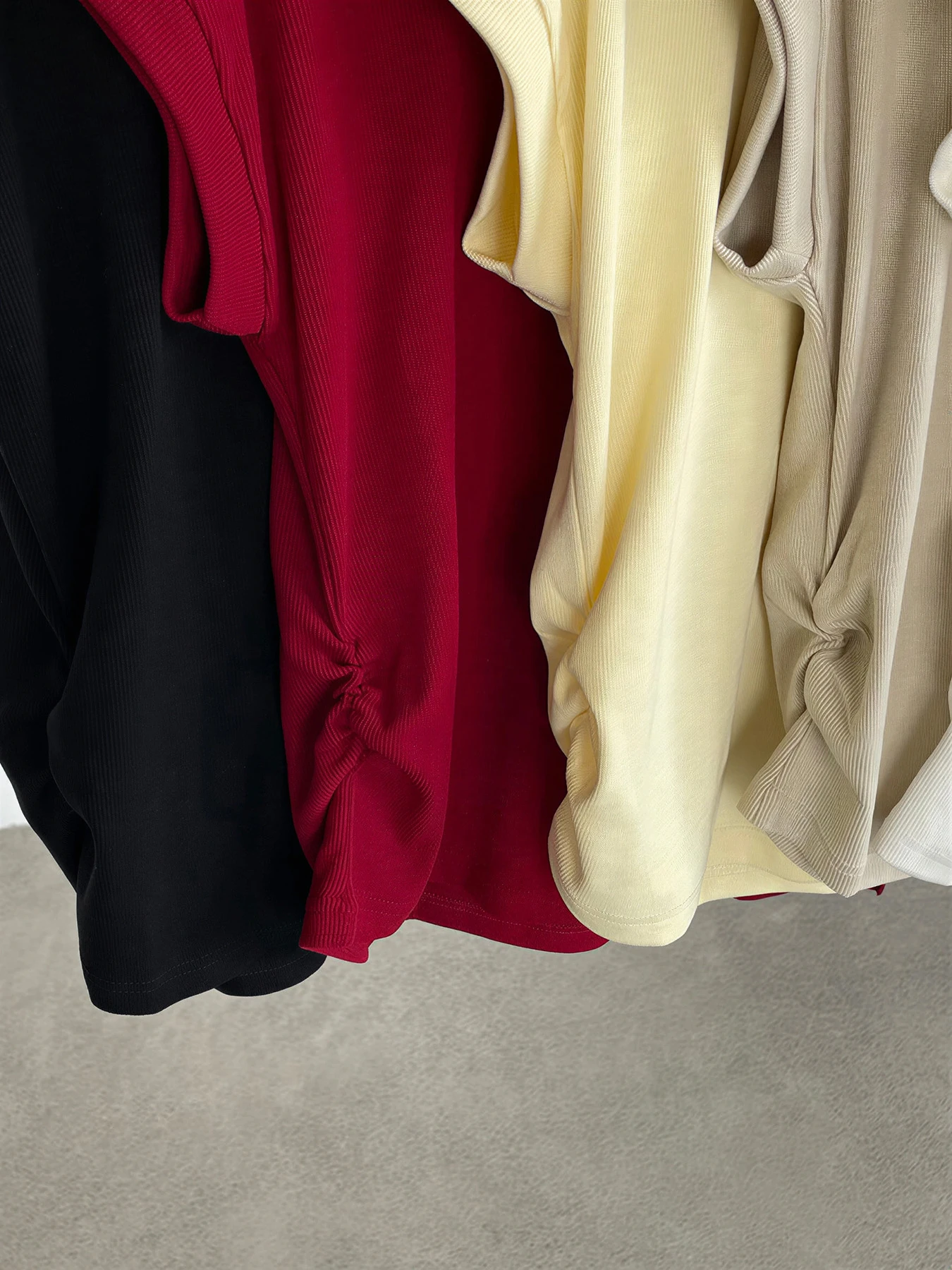 デザイン感のあるラウンドネックネックレス付きウエストマークスリット入り 細見え半袖Tシャツ